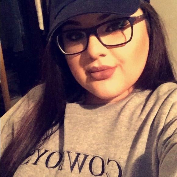 Meet your Posher Tori! 💕 - Picture 2 of 2